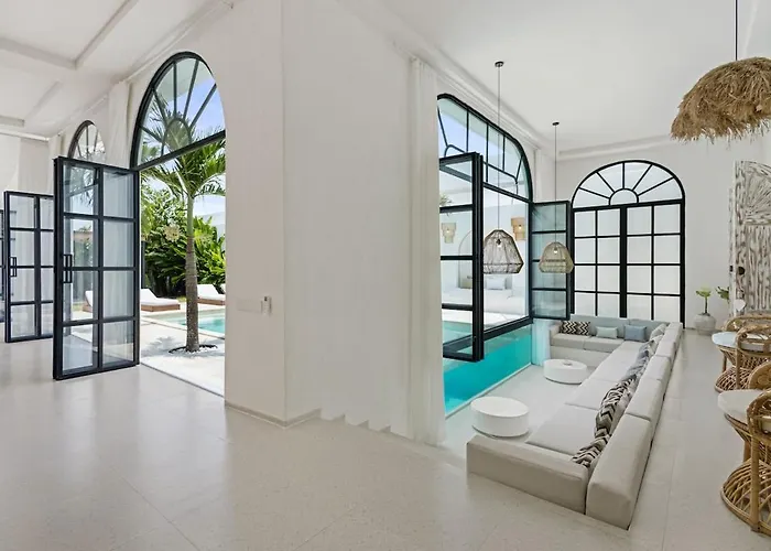 Chic All-white With Pool And Fire Pit Villa *